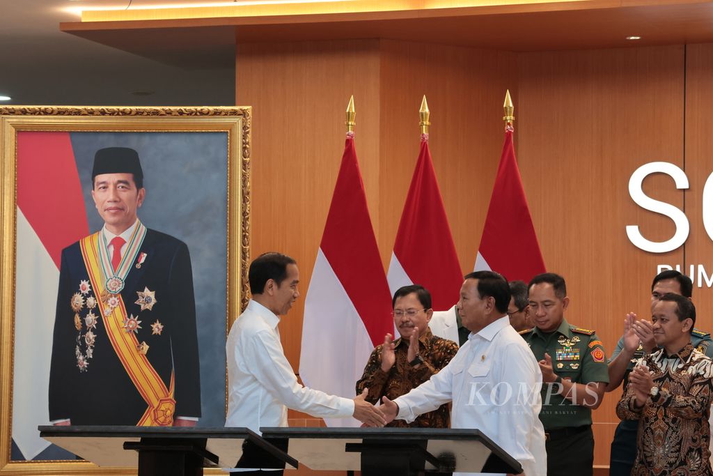 Presiden Joko Widodo memberikan selamat kepada Menteri Pertahanan Prabowo Subianto seusai meresmikan RS Pusat Pertahanan Negara di Jakarta, Senin (19/2/2024).