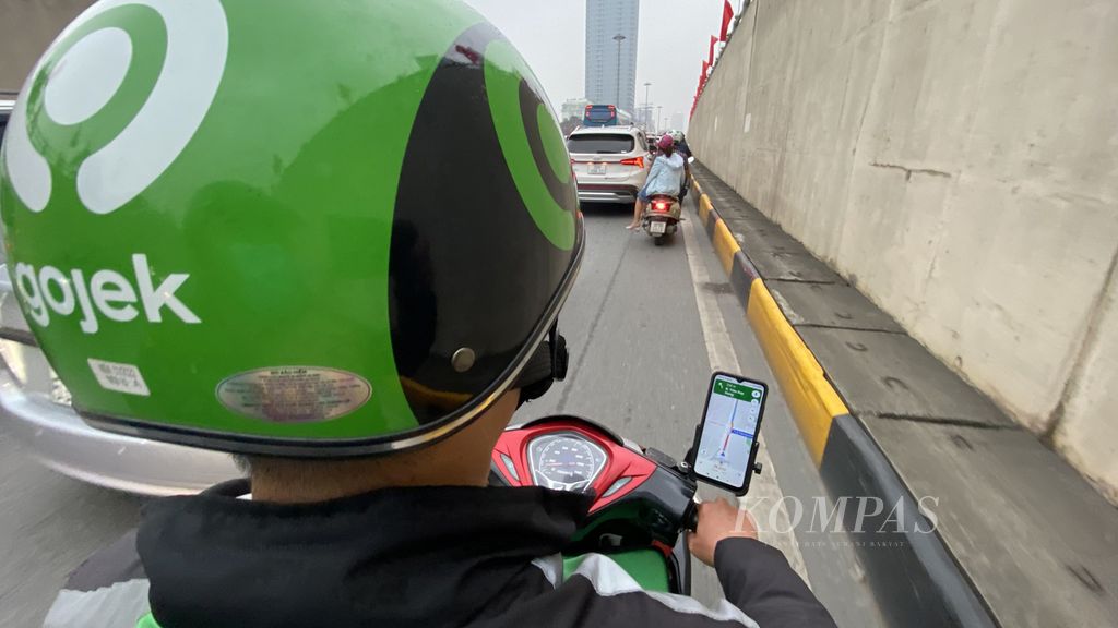 Pengemudi Gojek melintas di jalanan Vietnam, Sabtu (14/5/2022) Salah satu perbedaan yang mencolok ialah helm yang digunakan. Gojek yang masuk di Vietnam pada 2018, akhirnya mengintregasikan layanan Go-Viet dengan Gojek untuk kemudahan pelanggan lintas negara.