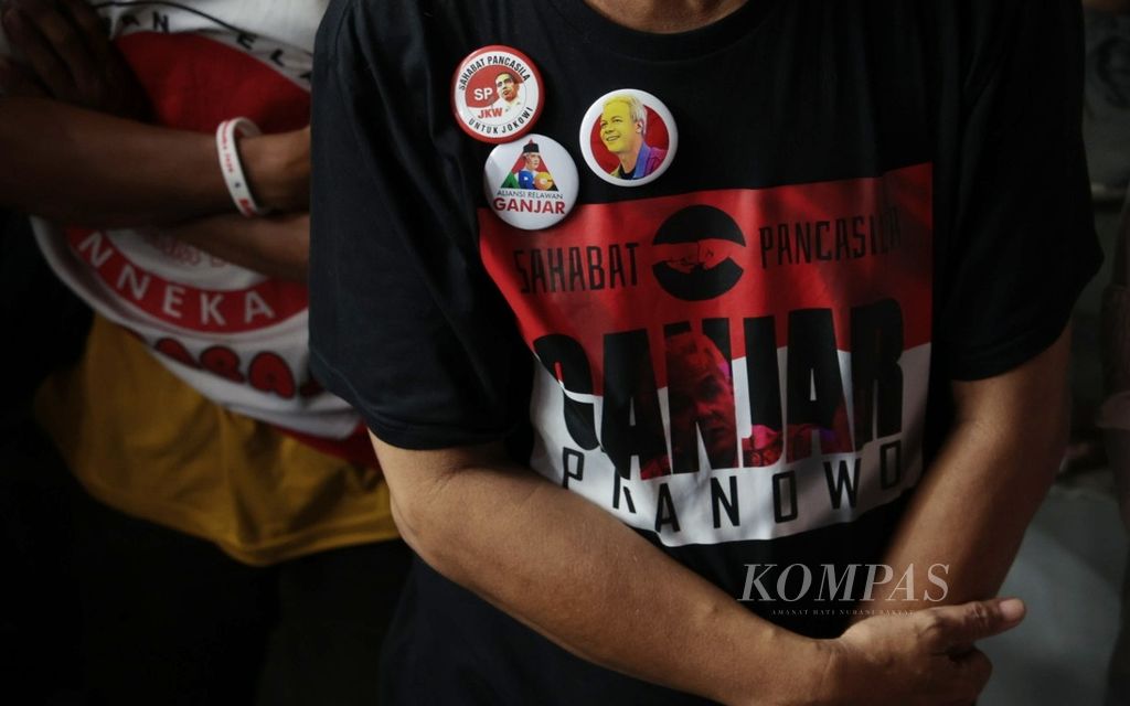 Ilustrasi. Relawan Jokowi memakai baju bergambar bakal calon presiden dari PDI-P Ganjar Pranowo saat halalbihalal di Hall Basket, Gelora Bung Karno, Jakarta, Sabtu (14/5/2023). Di hadapan 245 organisasi dan sukarelawan Jokowi, Ganjar Pranowo menyerukan untuk tidak menyebar hoaks dalam kontestasi Pemilu 2024. Ganjar ditunjuk Ketua PDI-P Megawati Soekarnoputri untuk maju dalam Pemilihan Presiden 2024.