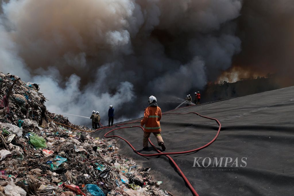 Kebakaran besar yang kembali melanda area pembuangan sampah di Tempat Pembuangan Akhir Jatibarang, Kota Semarang, Jawa Tengah, Jumat (6/10/2023). 