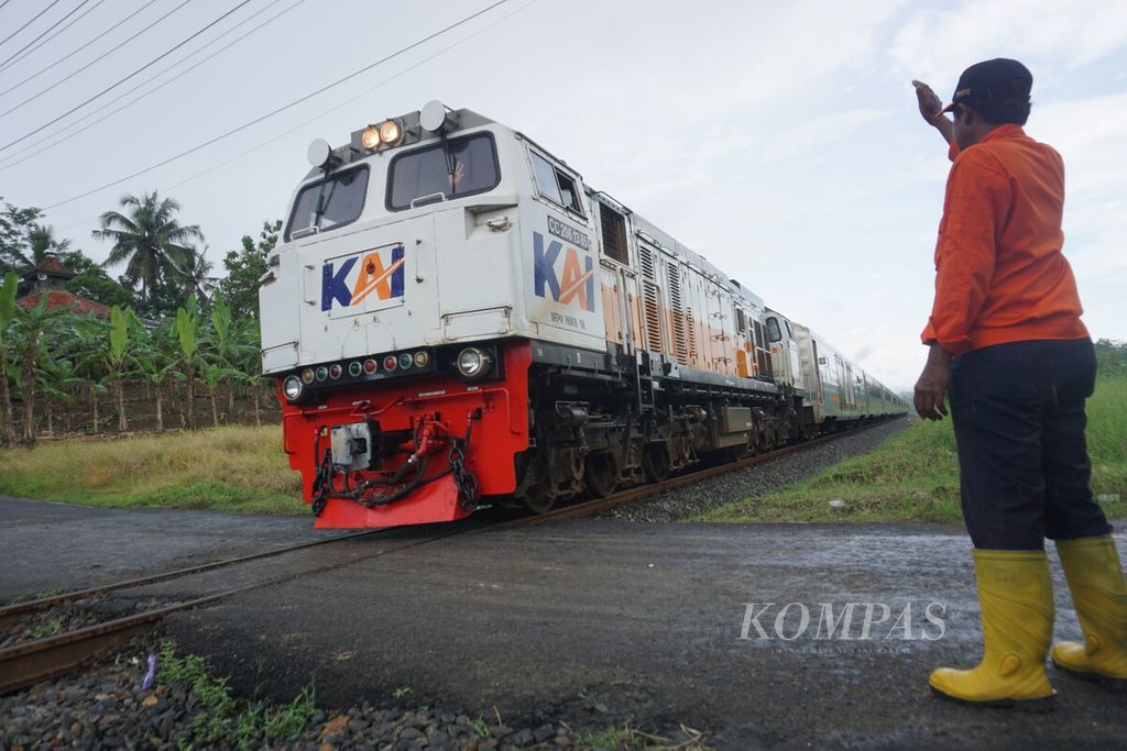 Kereta Api Turangga dari Surabaya ke Bandung yang tertahan di Stasiun Jeruklegi, Cilacap, Jawa Tengah, lebih dari 10 jam akhirnya bisa melintasi rel pada Sabtu (8/10/2022) pukul 12.40. Di Cilacap terdapat lima titik amblesan akibat banjir yang mengakibatkan 13 perjalanan kereta terganggu.