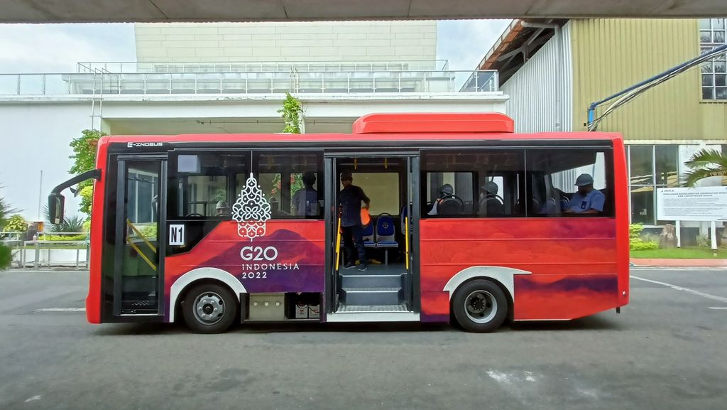 Salah satu bus Merah Putih buatan PT INKA digunakan untuk mengantar tim <i>Kompas</i> keliling kawasan produksi PT INKA di Madiun, Jawa Timur pada Kamis (08/09/2022).