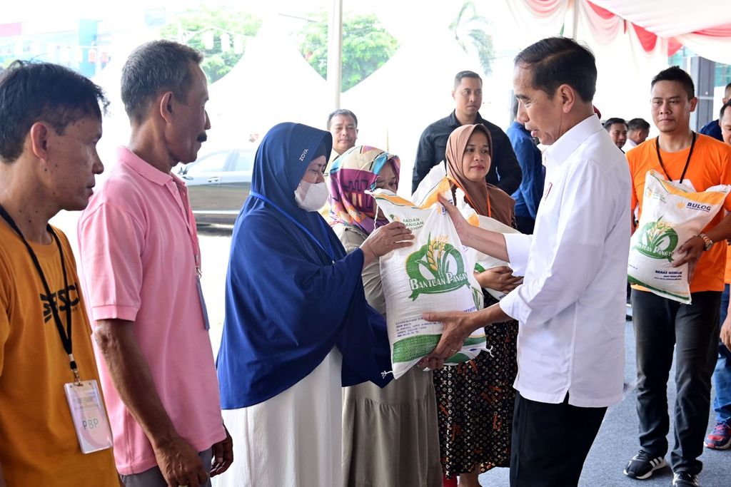 Presiden Joko Widodo menyerahkan bantuan pangan cadangan beras pemerintah bagi masyarakat penerima manfaat di Lapangan Sahate Purwakarta, Kabupaten Purwakarta, Jawa Barat, Kamis (9/11/2023).