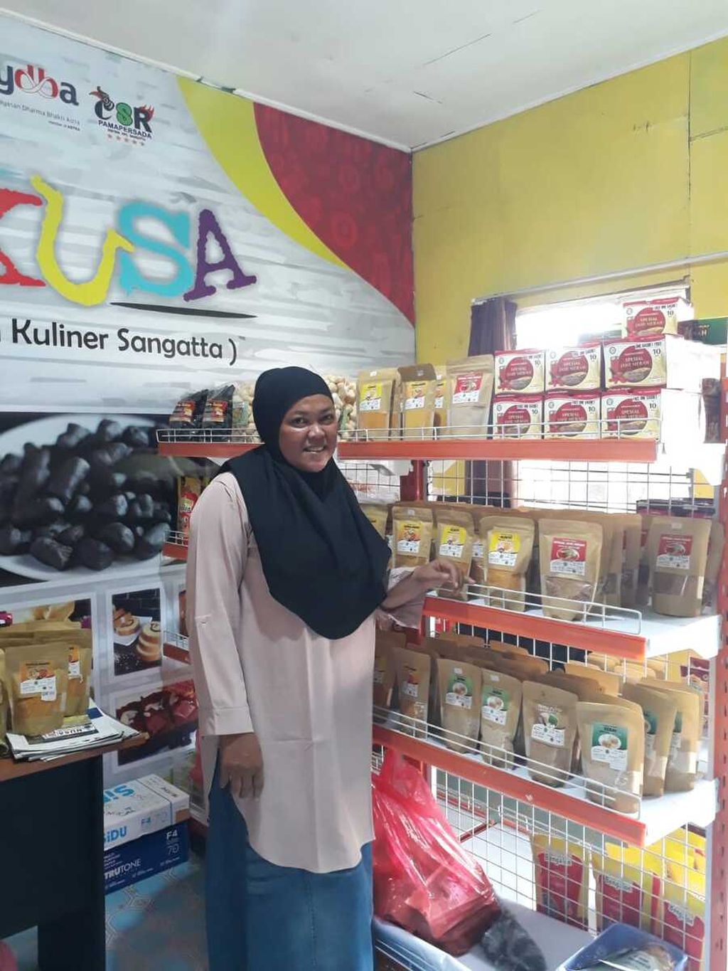 Nur Endang Mujiati, produsen sambel dari Sangatta, Kutai Timur, Kalimantan Timur, memperlihatkan berbagai produk khas daerahnya yang selalu siap dijadikan oleh-oleh bagi para konsumen.