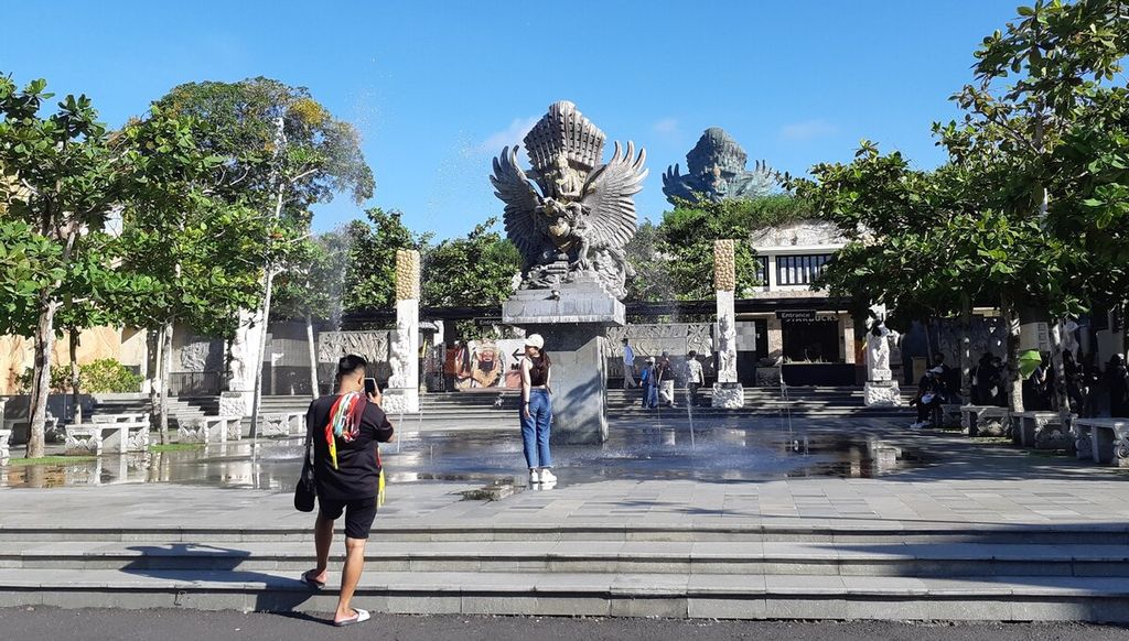 Pengunjung memanfaatkan spot berfoto untuk mengabadikan kunjungan mereka di kawasan wisata Garuda Wisnu Kencana (GWK) Cultural Park di Ungasan, Kuta Selatan, Kabupaten Badung, Bali, Senin (6/6/2022).