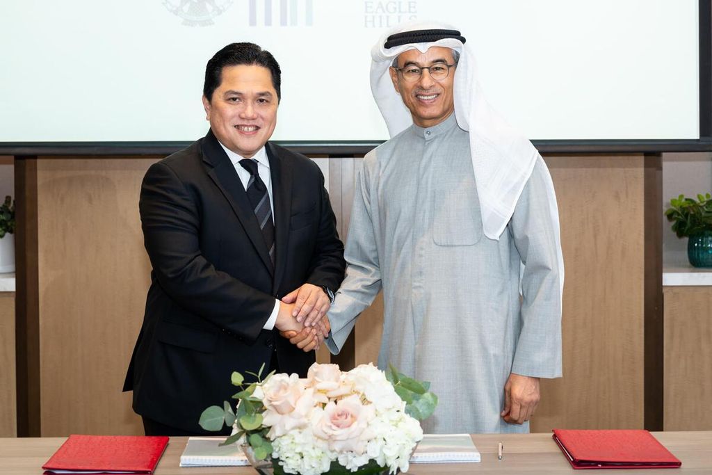 Menteri Badan Usaha Milik Negara Erick Thohir berjabat tangan dengan Ketua Emaar Properties Mohamed Ali Rashed Alabbar di Dubai, Uni Emirat Arab, Rabu (17/7/2024). Keduanya bersepakat untuk bekerja sama mengembangkan hotel, bandara, dan ekosistem destinasi pariwisata Indonesia. Nilai investasinya mencapai 3 miliar dollar AS atau Rp 48,4 triliun dengan kurs Rp 16.129 per dollar AS.