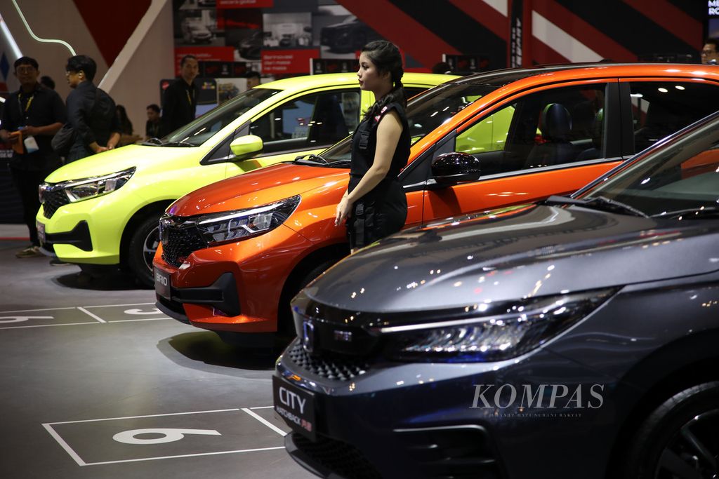 Berbagai macam kendaraan yang dipamerkan dalam Gaikindo Indonesia International Auto Show (GIIAS) 2024 di ICE BSD, Tangerang, Banten, Rabu (17/7/2024). GIIAS 2024 secara resmi akan dibuka untuk umum 18-28 Juli 2024. Sejumlah produsen kendaraan meluncurkan produk baru, sebagian besar mobil listrik, pada pameran ini. 