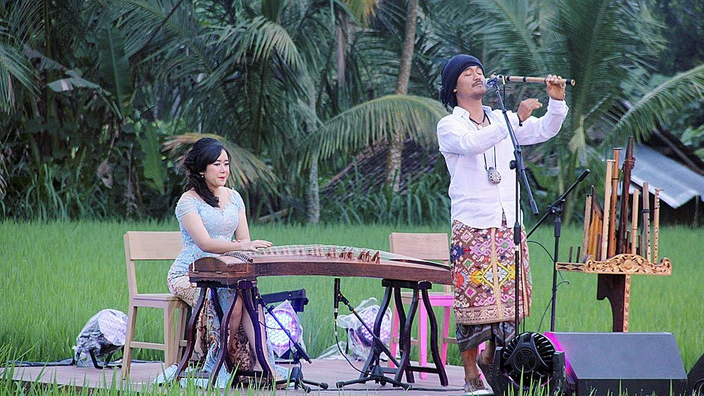 Kolaborasi  Gus Teja dengan Olivia Lin di Simfoni Sore, persawahan Secret Garden Village, Bedugul, Kabupaten Tabanan, Bali, Minggu (30/4) sore.