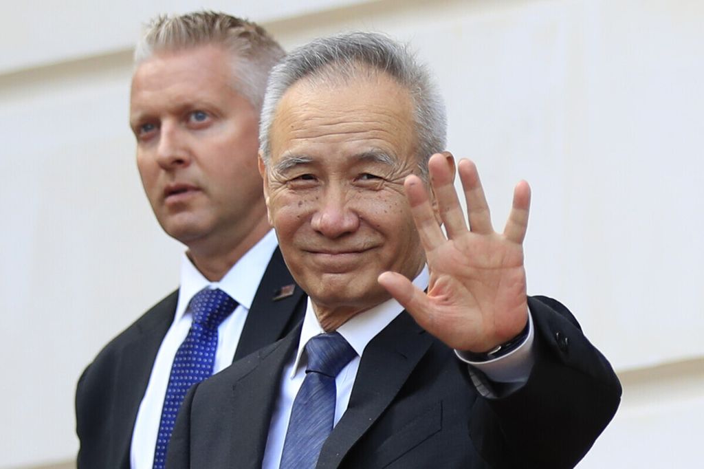 Wakil Perdana Menteri China Liu He meninggalkan Kantor Perwakilan Dagang Amerika Serikat di Washington, Kamis, 9 Mei 2019, dalam perundingan perdagangan antara Amerika Serikat dan China. 