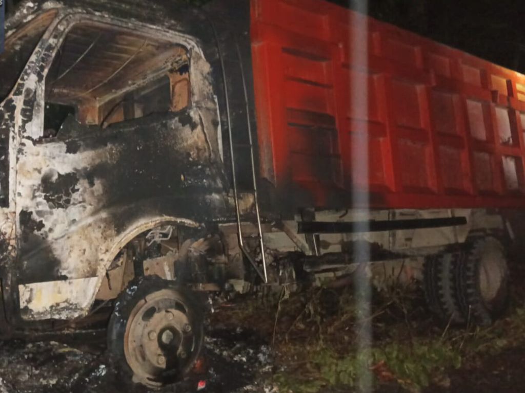 Salah satu dari dua kendaraan yang dibakar kelompok kriminal bersenjata di Distrik Kenyam, Kabupaten Nduga, Papua Pegunungan, Rabu (16/8/2023). Tiga warga tewas dalam insiden ini.