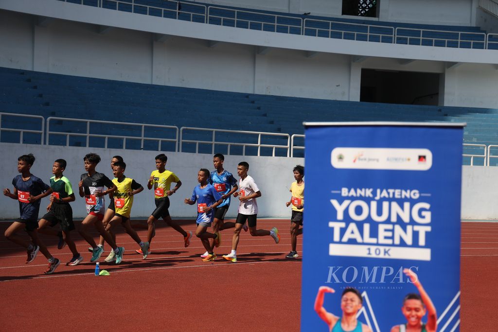 Pelari peserta Bootcamp Bank Jateng Young Talent mengikuti uji Balke di Stadion Jatidiri, Semarang, Jawa Tengah, Kamis (19/10/2023).