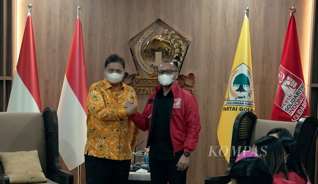 Ketua Umum DPP Partai Solidaritas Indonesia (PSI) Giring Ganesha (kanan) berjabat tangan saat menemui Ketua Umum Partai Golkar Airlangga Hartarto di Kantor DPP Partai Golkar, Jakarta Barat, Selasa (23/8/2022).