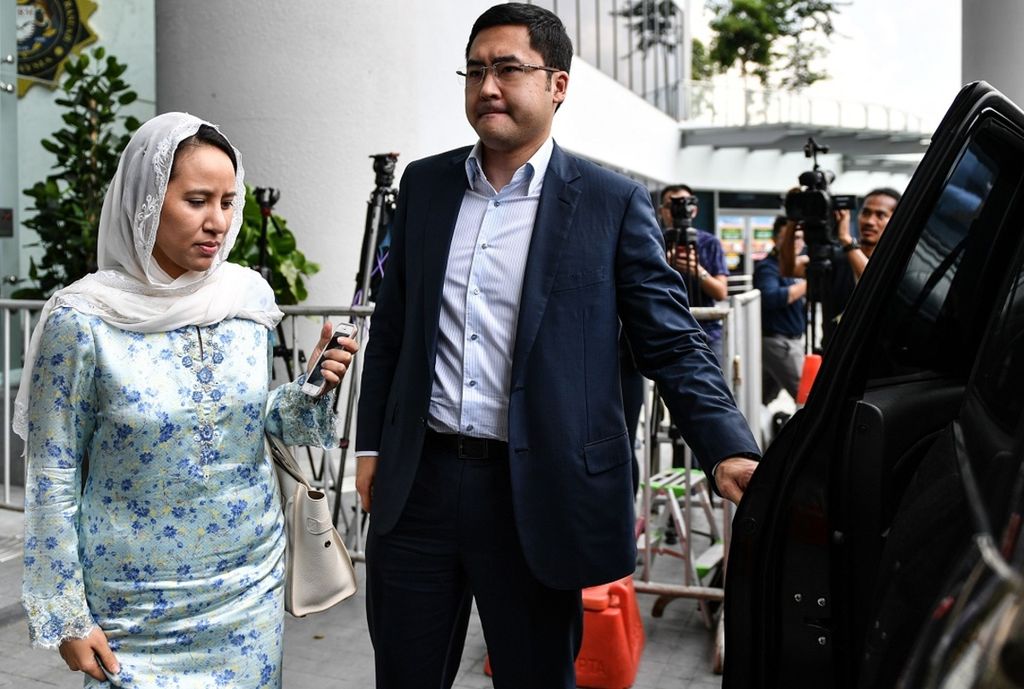 Nooryana Najwa Najib (kiri), putri mantan Perdana Menteri Malaysia Najib Razak, dan suaminya, Daniyar Kessibayev, meninggalkan kantor Komisi Pemberantasan Korupsi (MACC) di Putrajaya, Malaysia, Selasa (5/6/2018). 