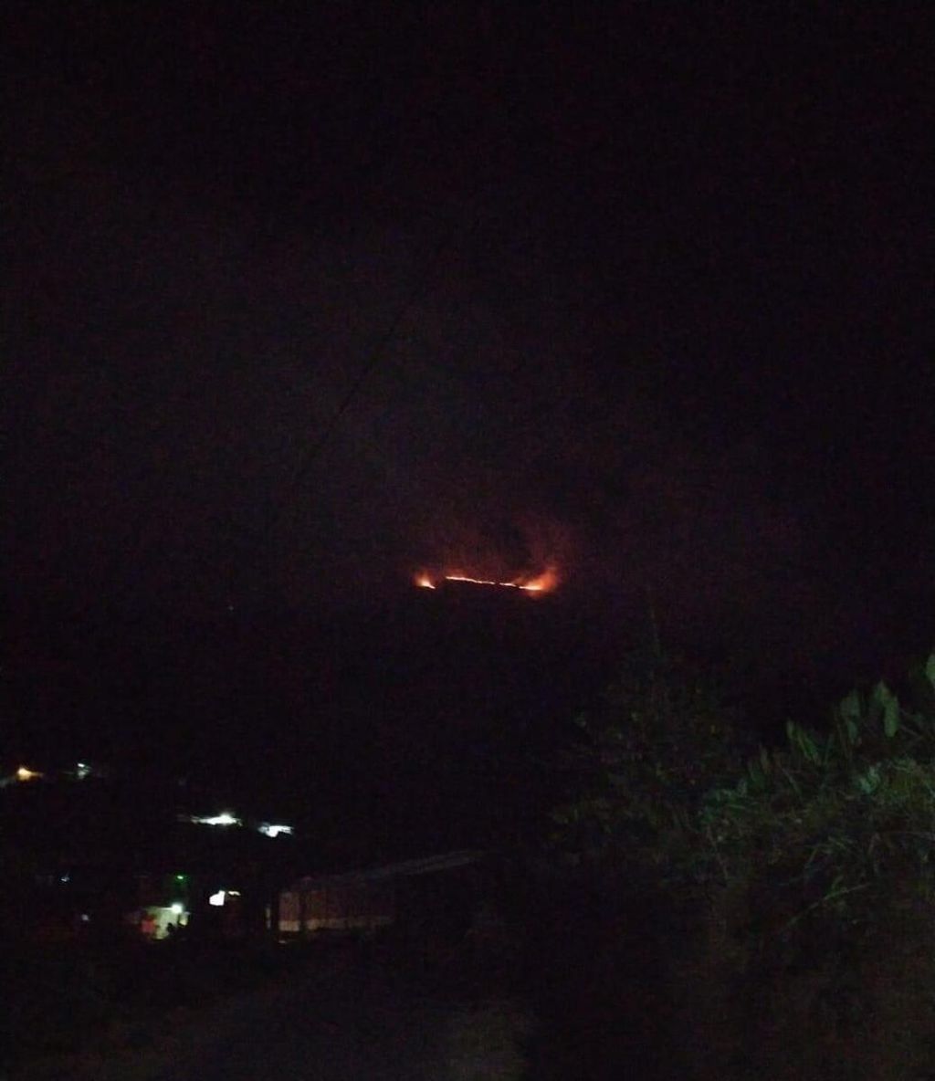 Api kebakaran Gunung Sumbing terpantau dari Basecamp Adipuro di Kecamatan Kaliangrik, Kabupaten Magelang, Jawa Tengah, Selasa (13/8/2019) malam.