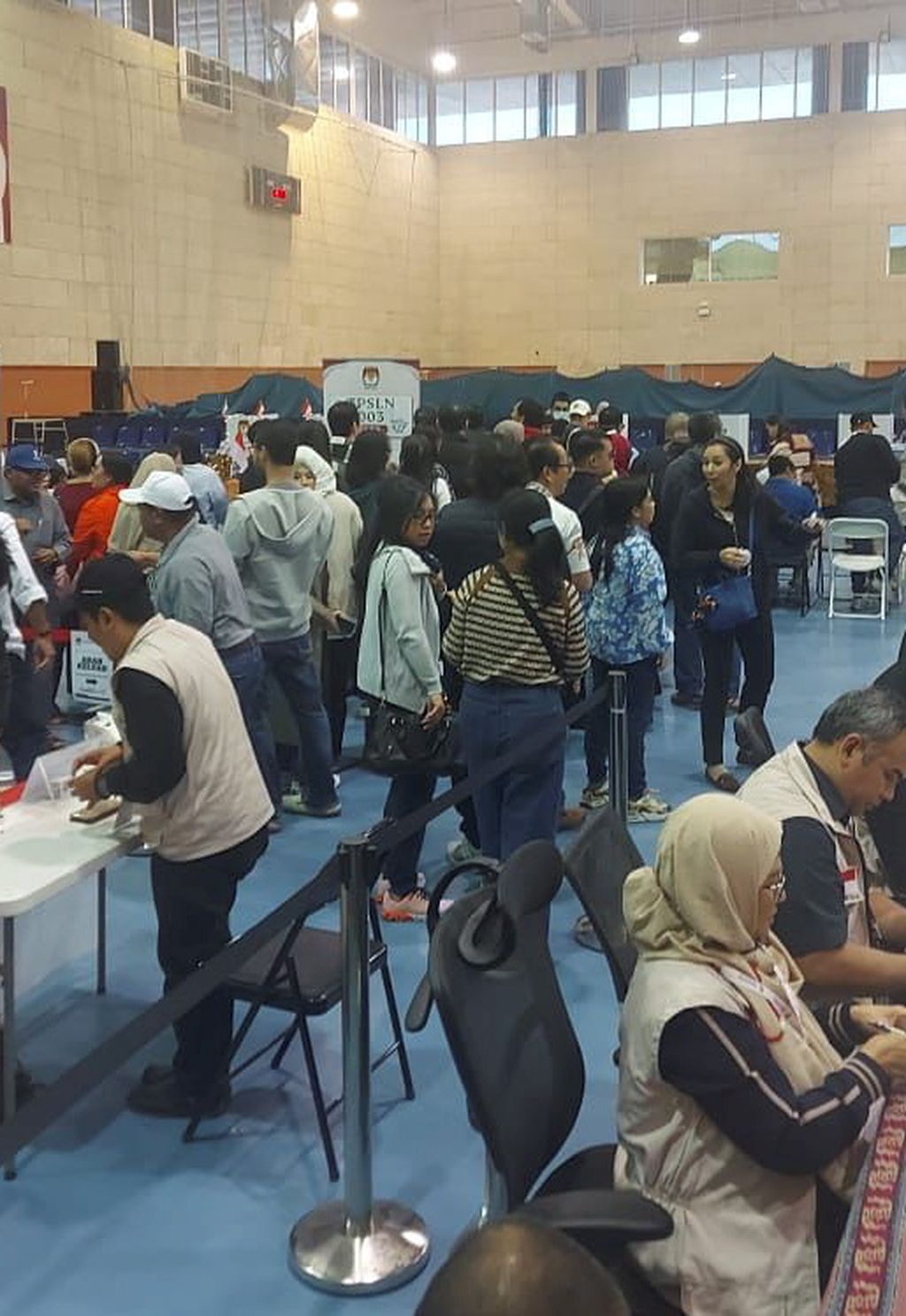 Suasana pelaksanaan pemilu bagi diaspora Indonesia yang bertempat di Qatar Sports Club, Doha, Qatar, Jumat (9/2/2024). 