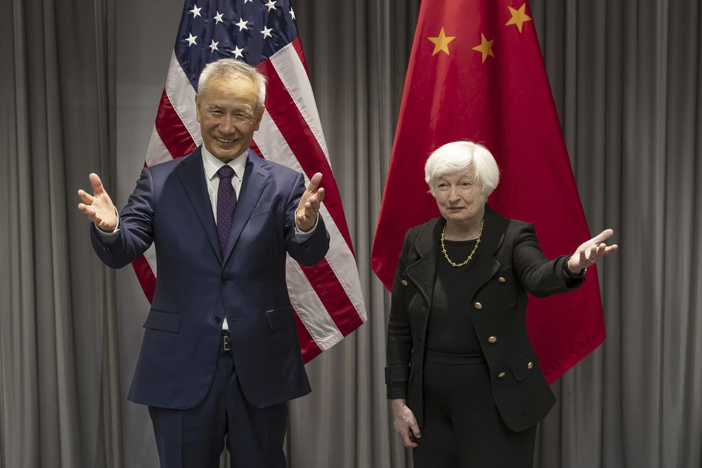 Menteri Keuangan AS Janet Yellen (kanan) bertemu dengan Wakil Perdana Menteri China Liu He dalam pertemuan bilateral di Zurich, Swiss, 18 Januari 2023. 