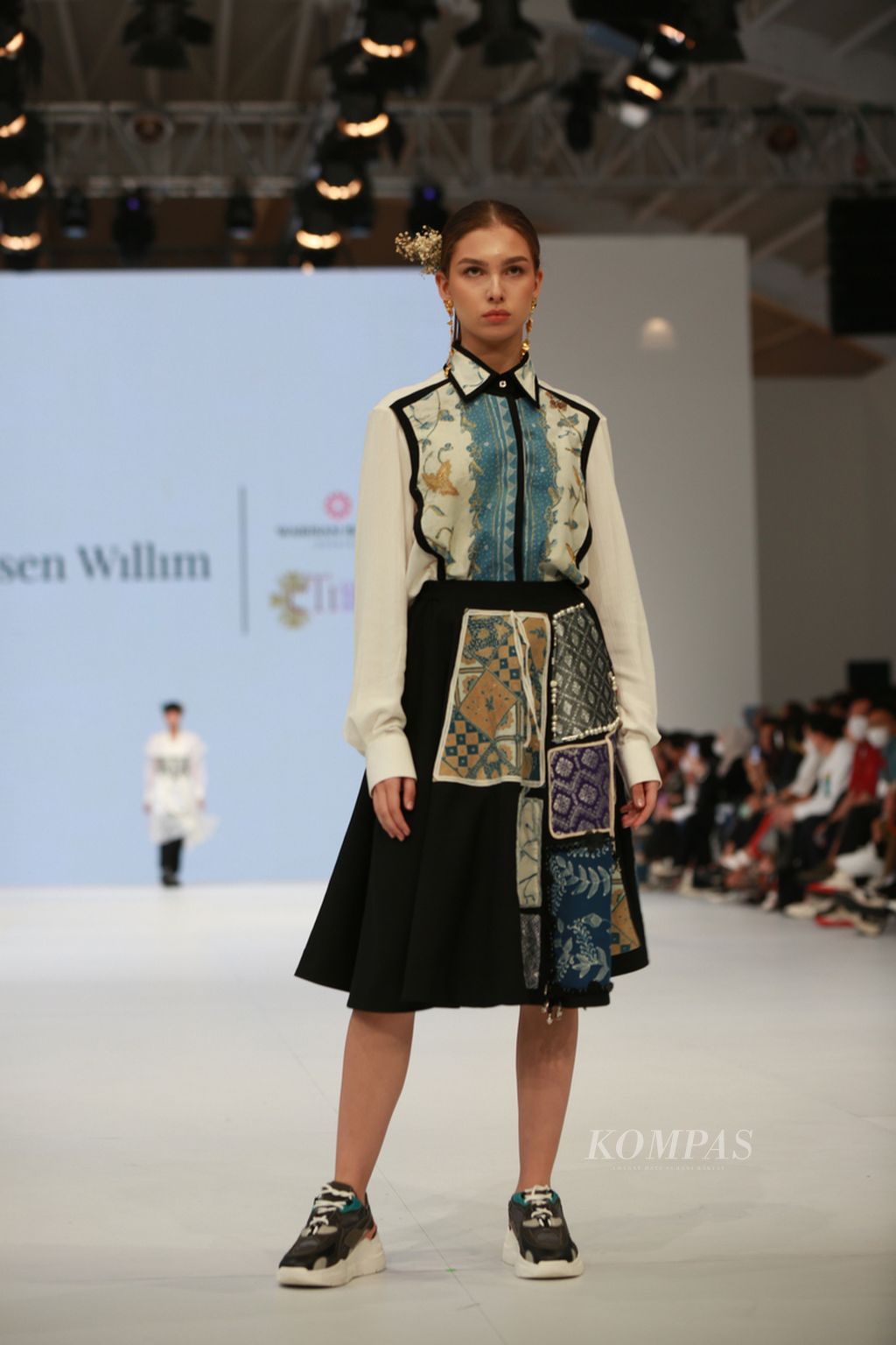 Karya desainer Wilsen Willim kolaborasi dengan Warisan Budaya Indonesia dan Cita Tenun Indonesia di gelaran Jakarta Fashion Week 202, di Pondok Indah Mall, Jakarta. 