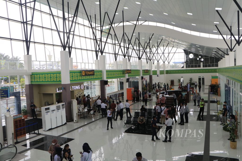 Masyarakat beraktivitas di Terminal Amplas tipe A yang baru diresmikan Presiden Joko Widodo di Kota Medan, Sumatera Utara, Kamis (9/2/2023). Terminal Amplas dengan fasilitas dan layanan modern menjadi peradaban transportasi massal baru di Kota Medan.