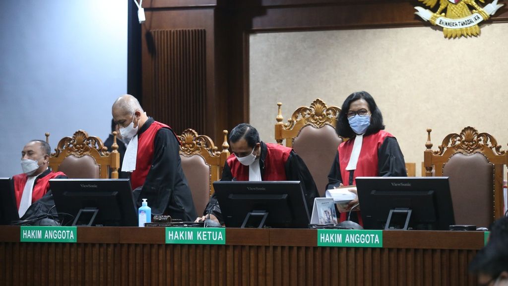 Majelis Hakim bersiap membacakan putusan kasus dugaan korupsi Asabri dengan terdakwa Heru Hidayat dalam sidang di Pengadilan Tipikor Jakarta, Selasa, 18/1/2022).