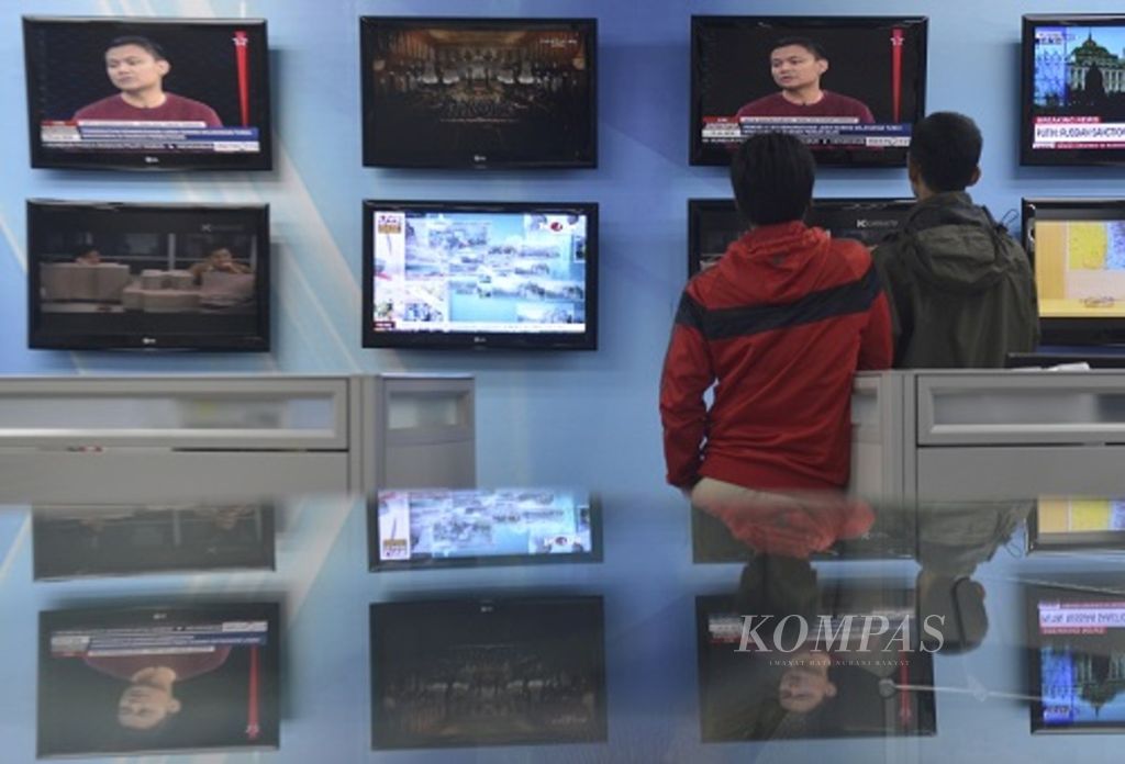 Ilustrasi: Pemirsa menyaksikan siaran televisi di Jakarta, Jumat (30/12/2016).