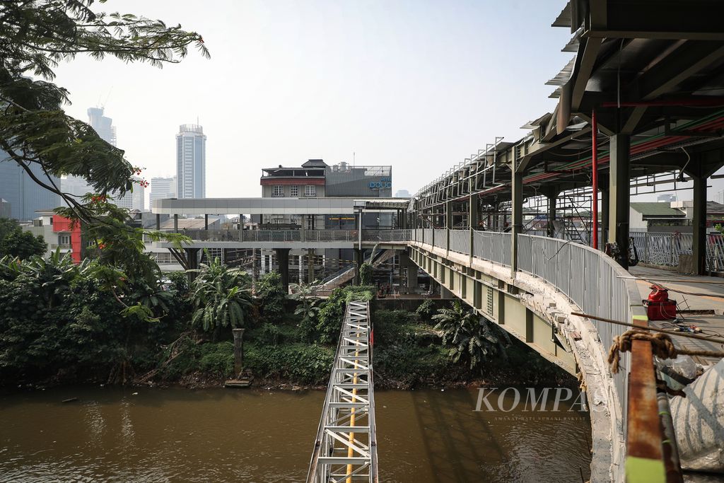 Salah satu bagian proyek pembangunan Jembatan Penyeberangan Multiguna (JPM) Dukuh Atas di Jakarta, Jumat (14/7/2023). 