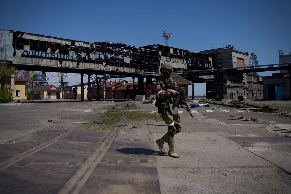 Seorang anggota militer Rusia tengah berpatroli di pelabuhan Mariupol, Jumat (29/4/2022). 
