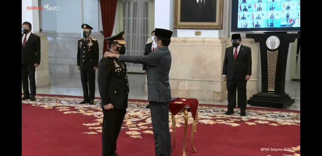 Presiden Joko Widodo melantik Komisaris Jenderal Listyo Sigit Prabowo menjadi Kepala Kepolisian Negara RI dalam upacara di Istana Negara,Jakarta, Rabu (27/1/2021). Presiden juga menaikkan pangkat Listyo menjadi Jenderal Polisi. 