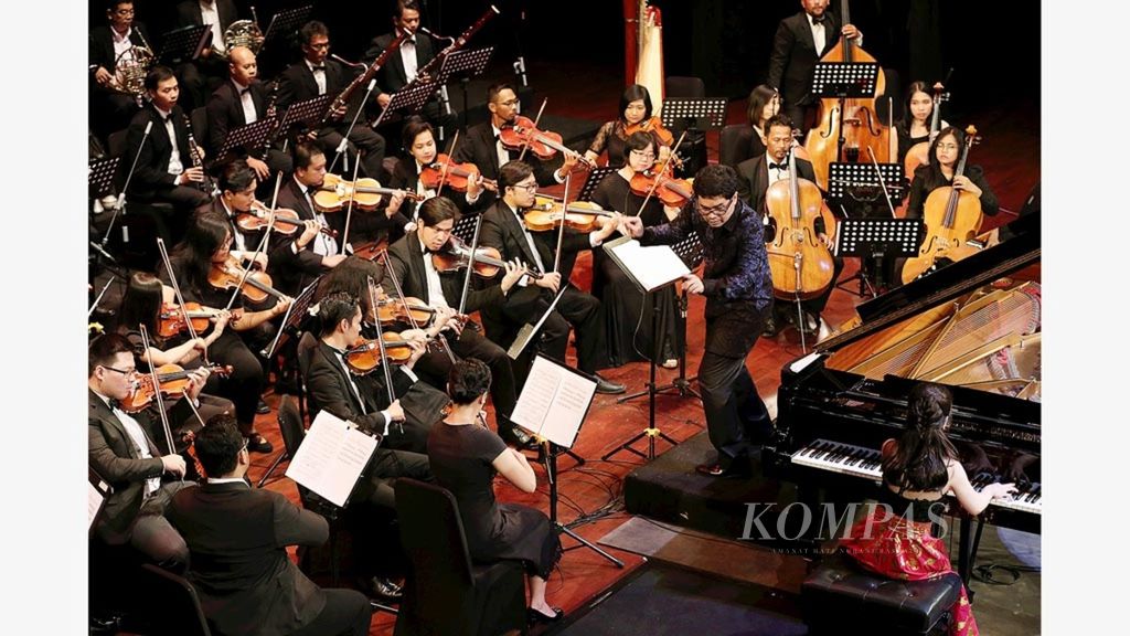 Penampilan Ananda Sukarlan Orchestra dalam konser The Voyage To Marege di Teater Jakarta Taman Ismail Marzuki Jakarta, Kamis (31/8). Konser kolaborasi dua budaya ini digelar oleh Kedutaan Besar Australia untuk memeriahkan HUT Ke-72 Kemerdekaan RI.