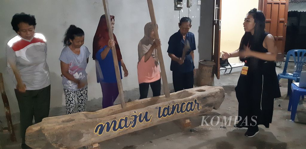 Seniman residensi Monica Hapsari latihan bersama Paguyuban Gejog Lesung Miri Sawit, Desa Panngungharjo, Sewon, Bantul, Rabu (4/10/2024)