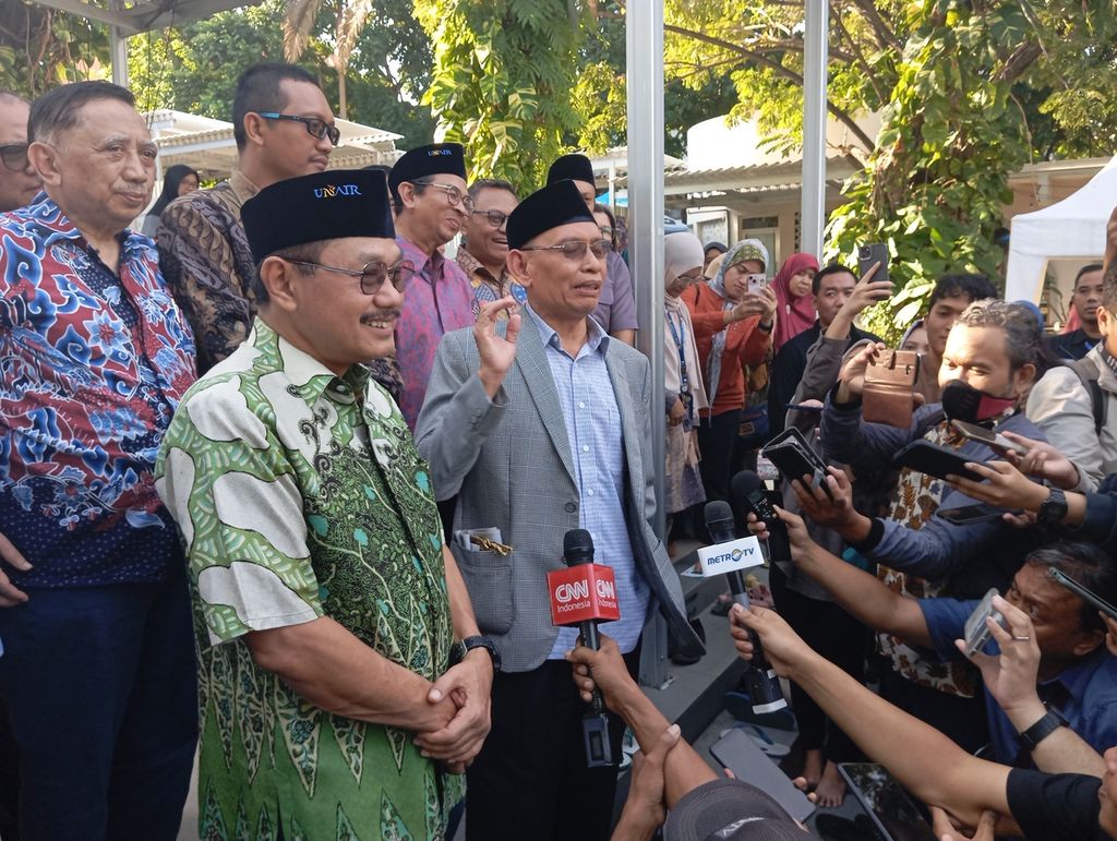 Rektor Universitas Airlangga (Unair) Mohammad Masih (depan kanan) menyampaikan pengembalian jabatan Dekan Fakultas Kedokteran Unair kepada Budi Santoso (depan kiri) dalam jumpa pers di Kampus C Unair, Surabaya, Jawa Timur, Selasa (9/7/2024).