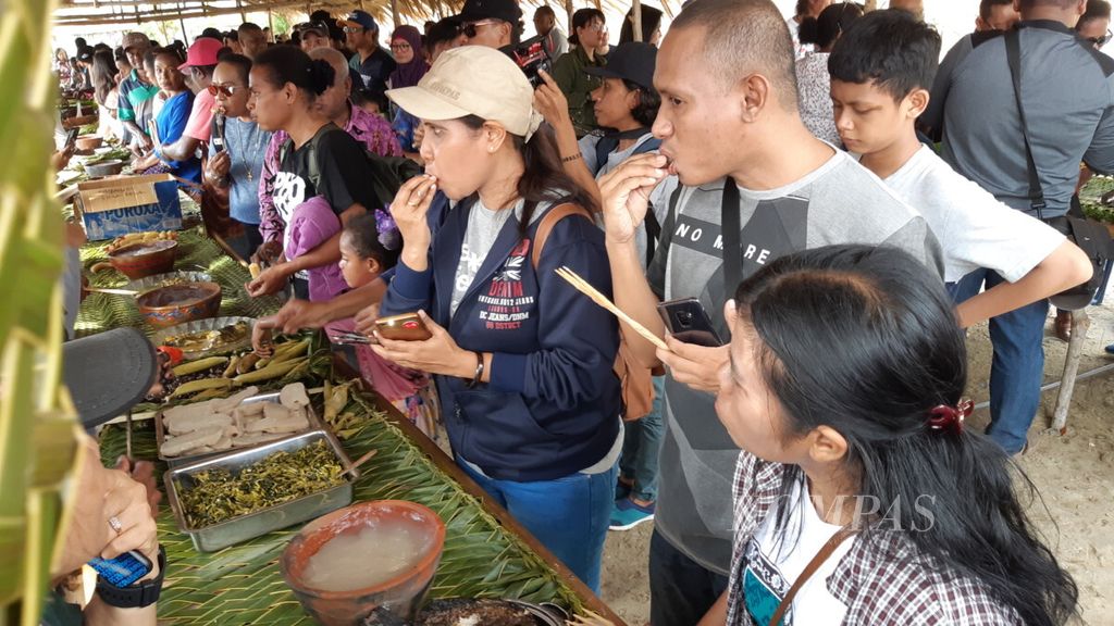 Para pengunjung dalam Festival Makan Papeda di Kampung Abar, Kabupaten Jayapura, Papua, Minggu (30/9/2018).