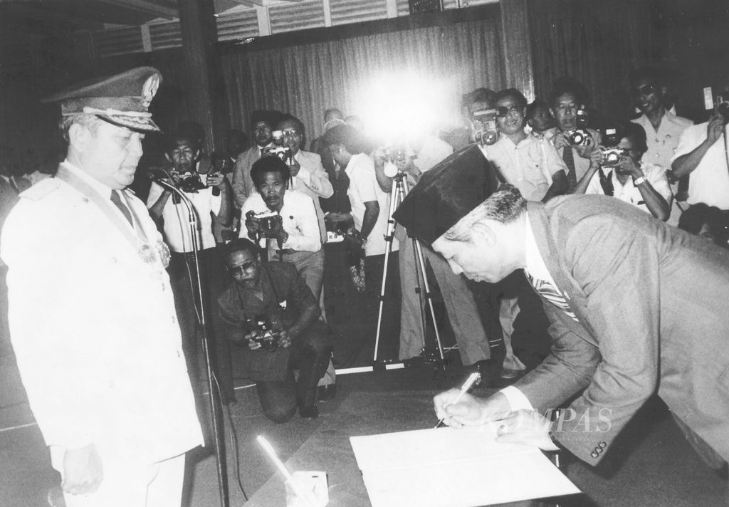 Menteri Dalam Negeri ad interim Sudharmono, SH menandatangani berita acara pelantikan, sesuai melantik Soedjiman sebagai Gubernur Kalimantan Barat. Soedjiman (kiri) menyaksikan Menteri Sudharmono yang sedang membubuhkan tandatangannya.