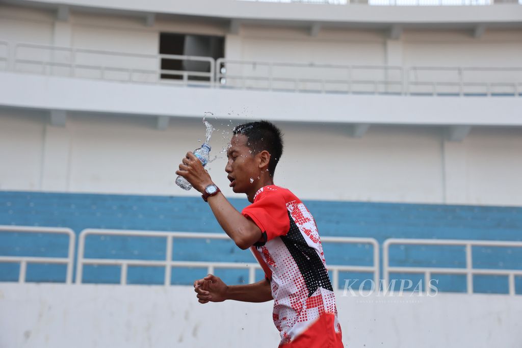 Pelari peserta Bootcamp Bank Jateng Young Talent mengikuti <i>balke test</i> di Stadion Jatidiri, Semarang, Jawa Tengah, Kamis (19/10/2023). 