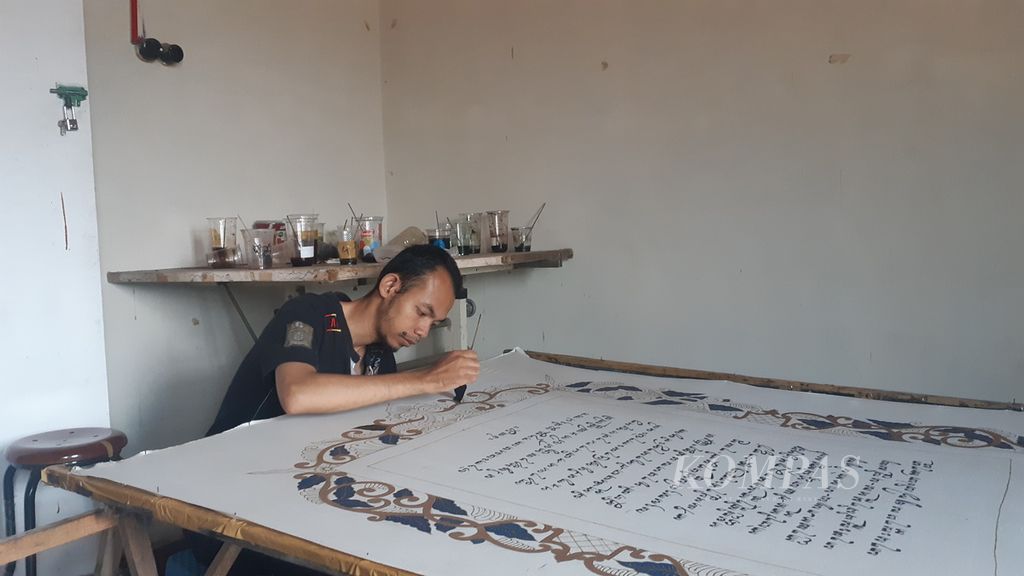 Seorang pembatik difabel tuli tengah mengerjakan kain batik di Batik Toeli Laweyan, Kota Surakarta, Jawa Tengah, Jumat (30/9/2022). Perusahaan batik rumahan tersebut mempekerjakan para difabel tuli. Misi pemberdayaan difabel dikedepankan lewat lini usaha tersebut.