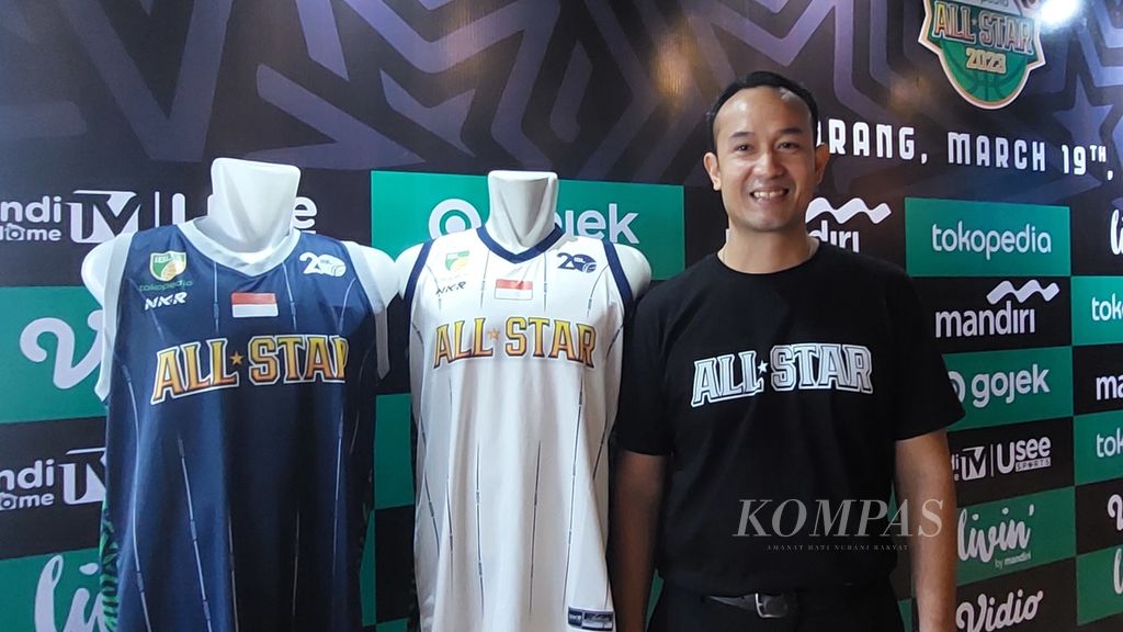 Direktur Utama IBL Junas Miradiarsyah berfoto di samping jersei yang akan digunakan dalam IBL All-Star 2023. All-Star akan berlangsung di Knights Stadium, Semarang, Minggu (19/3/2023).