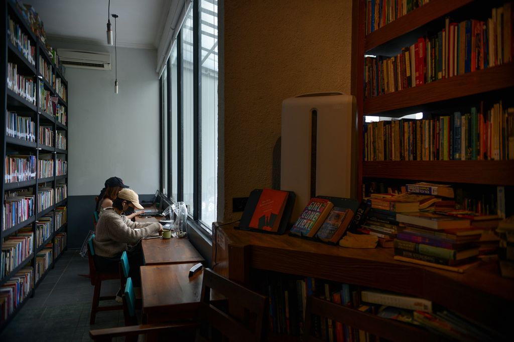 Tumpukan buku yang bisa dinikmati pengunjung di Perpustakaan Baca di Tebet, Jakarta Selatan, Sabtu (11/2/2023). 