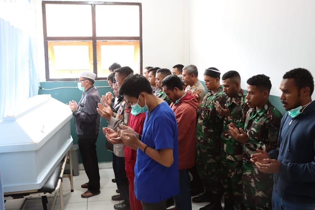 Warga menshalatkan jenazah Sersan Dua Riswar di Distrik Mulia, Kabupaten Puncak Jaya, Papua Tengah, Minggu (26/3/2023). Riswar menjadi korban serangan kelompok kriminal bersenjata saat mengamankan shalat Tarawih di Distrik Ilu pada Sabtu (25/3/2023).
