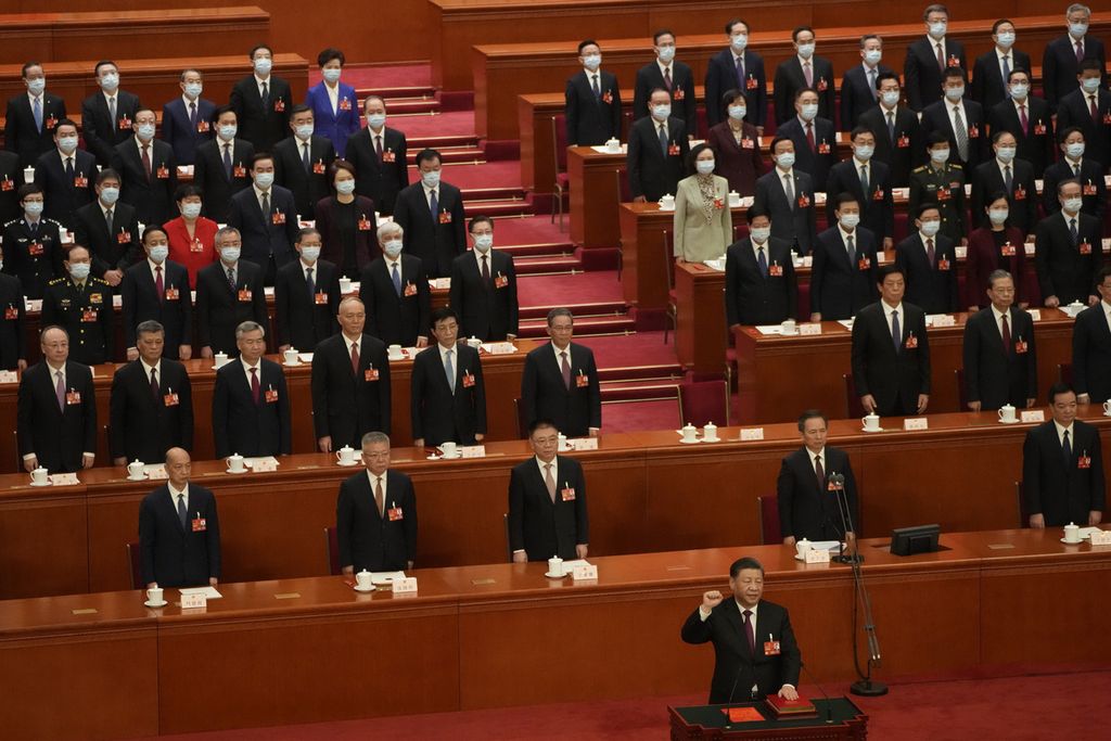 Presiden China Xi Jinping menyatakan sumpah setia kepada Konstitusi China setelah terpilih dan ditetapkan menjadi Presiden China untuk periode ketiga dalam Kongres Rakyat Nasional pada Jumat (10/3/2023). Kongres itu digelar di Balai Agung Rakyat di Beijing, China.