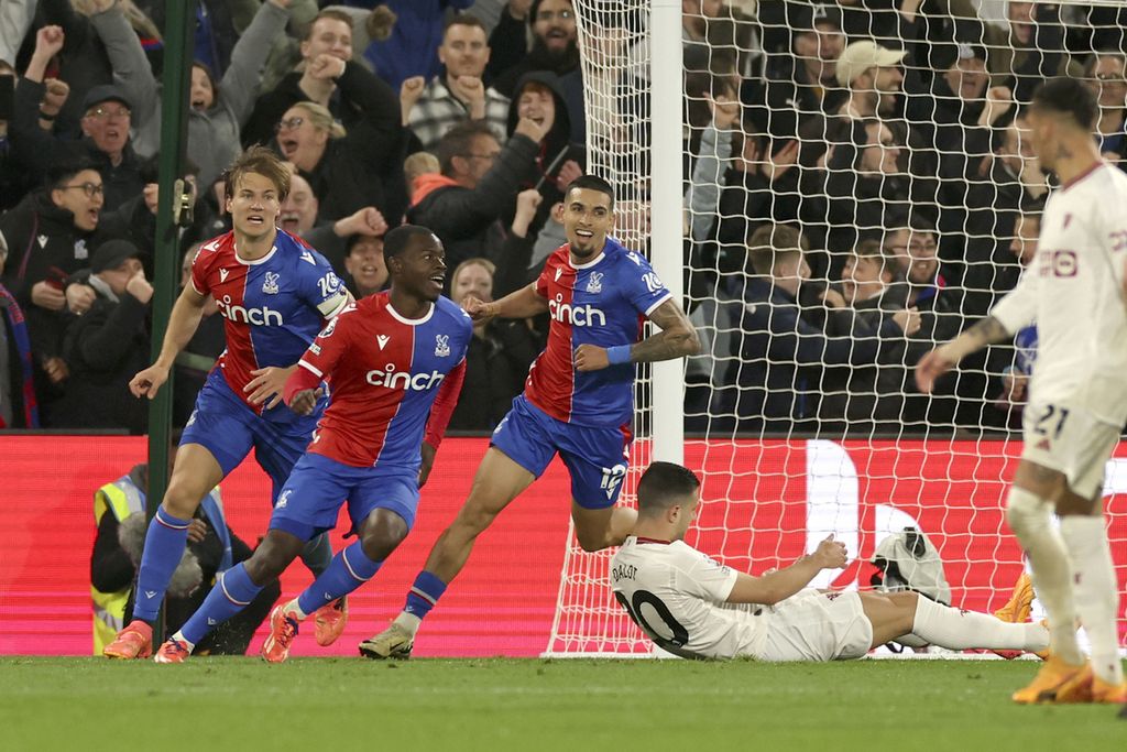 Gelandang Crystal Palace Tyrick Mitchell (tengah) merayakan golnya ke gawang Manchester United pada laga Liga Inggris di Stadion Selhurst Park, London, Inggris, Selasa (7/5/2024) dini hari WIB.