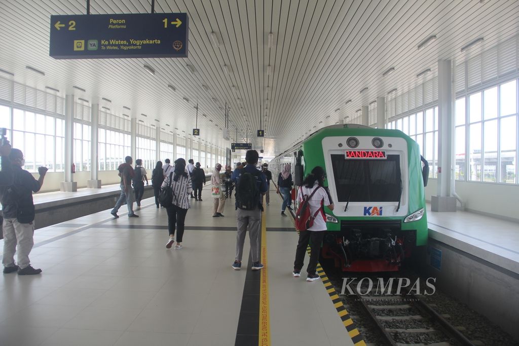 Kereta Api Bandara Internasional Yogyakarta tiba di Bandara Internasional Yogyakarta di Kabupaten Kulon Progo, Daerah Istimewa Yogyakarta (DIY), setelah melakukan uji coba perjalanan dari Stasiun Yogyakarta, Kota Yogyakarta, Senin (30/8/2021). 