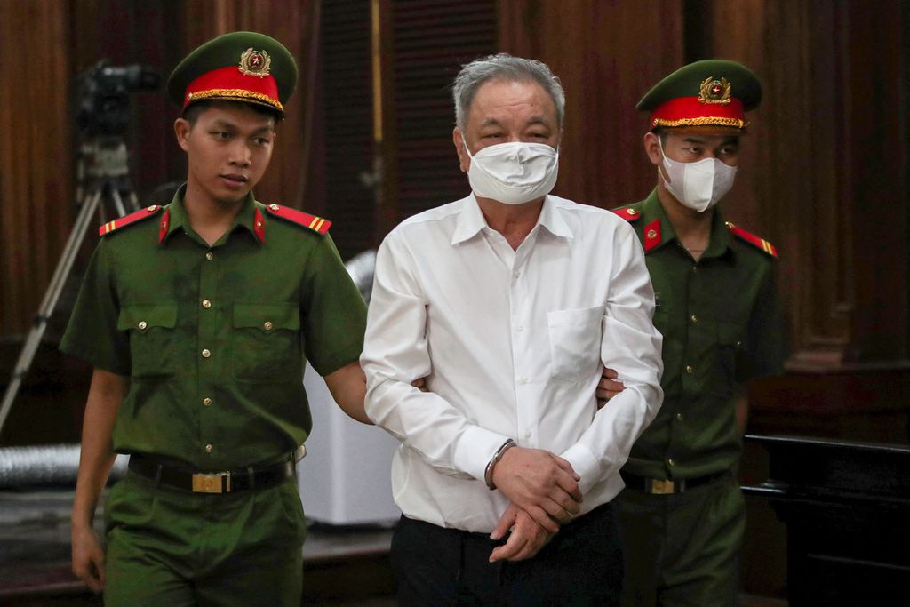 Vietnamese conglomerate Tran Qui Thanh was brought into the courtroom in Ho Chi Minh, Vietnam, on Thursday (25/4/2024).