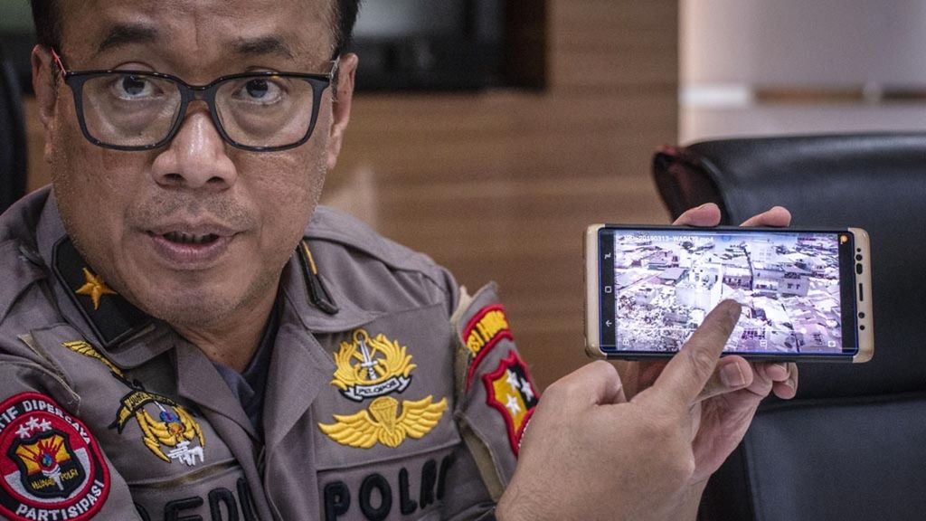 Karopenmas Divisi Humas Polri Brigjen (Pol) Dedi Prasetyo menunjukkan lokasi dari kasus meledaknya bom di Sibolga, di Mabes Polri, Jakarta, Rabu (13/3/2019). Pihak kepolisian berhasil mengidentifikasi dua jenazah korban ledakan bom di lokasi tersebut yang diduga merupakan istri dan anak dari terduga teroris Abu Hamzah.