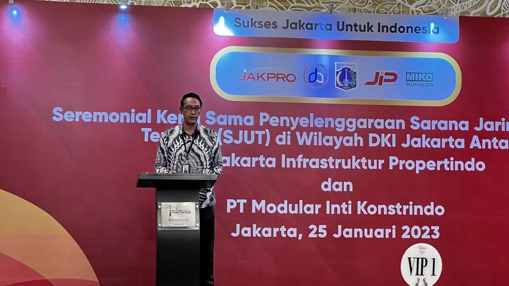 Direktur Utama PT Jakarta Infrastruktur Propertindo (PT JIP) Araf Anbiya dalam seremonial kerja sama penyelenggaraan SJUT di wilayah DKI Jakarta antara PT JIP dan PT Miko Indonesia, di Jakarta Pusat, Rabu (25/1/2023).