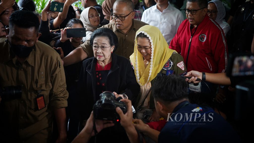 Ketua Umum PDI-P Megawati Soekarnoputri meninggalkan Gedung High End, Jalan Kebon Sirih, Jakarta, setelah pertemuan Tim Pemenangan Nasional Ganjar-Mahfud, Kamis (15/2/2024).