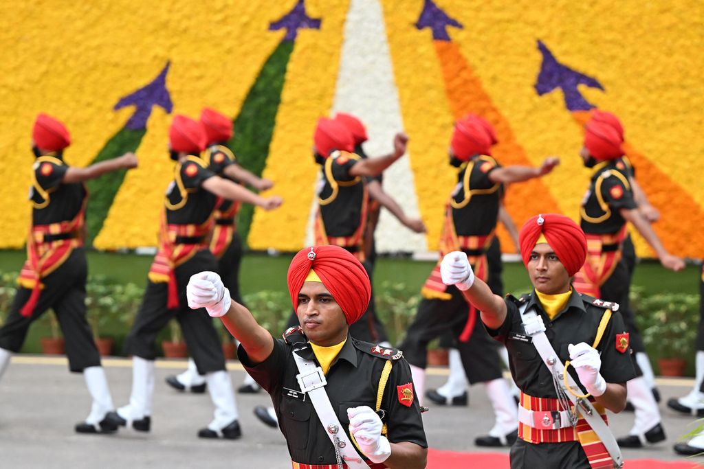 Tentara India bersiap sebelum kedatangan Perdana Menteri Narendra Modi di Benteng Merah saat perayaan hari kemerdekaan ke-77 di New Delhi, 15 Agustus 2023. 