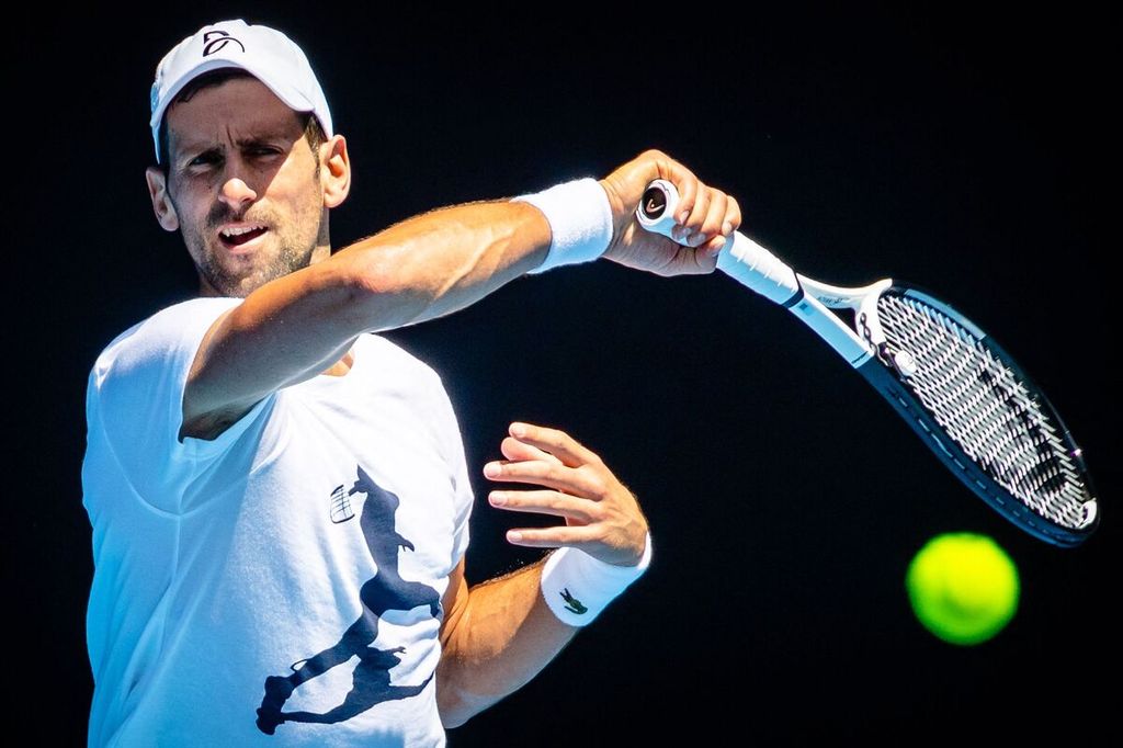 Novak Djokovic berlatih di Melbourne, Australia, Kamis (12/1/2023), dalam persiapan mengikuti Grand Slam Australia Terbuka 2023, 16-29 Januari 2023. 