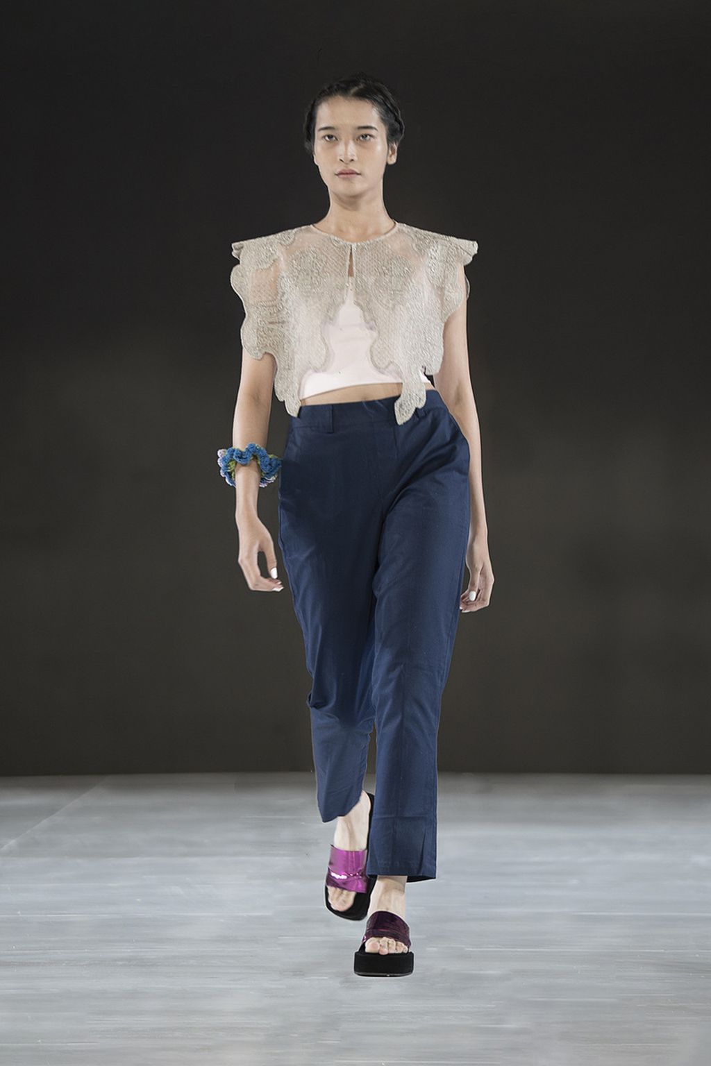 Koleksi Sapto Djojokartiko yang ditampilkan di ajang Bazaar Fashion Festival.