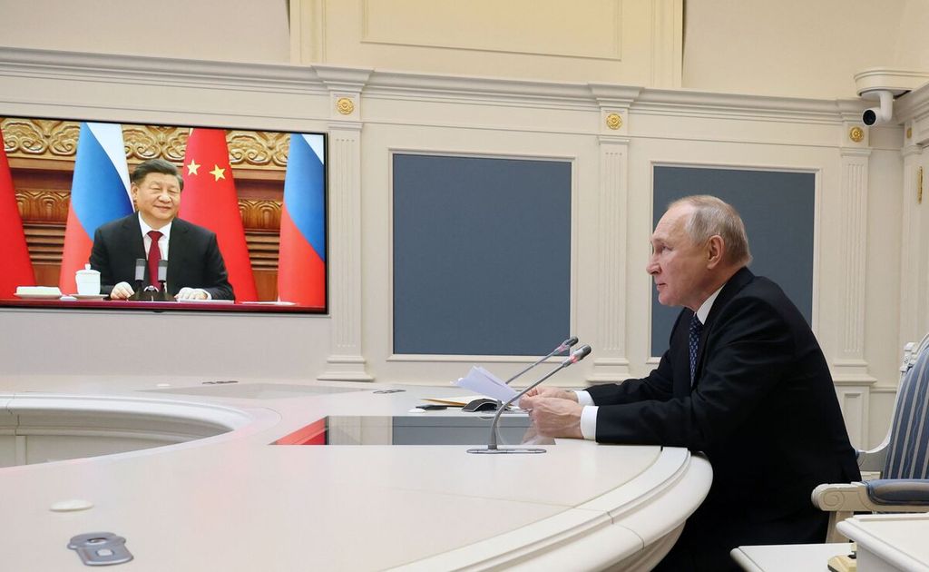 Presiden Rusia Vladimir Putin menggelar pembicaraan via televidio dengan Presiden China, Xi Jinping dari Kremlin, Moskwa pada Jumat (30/12/2022).