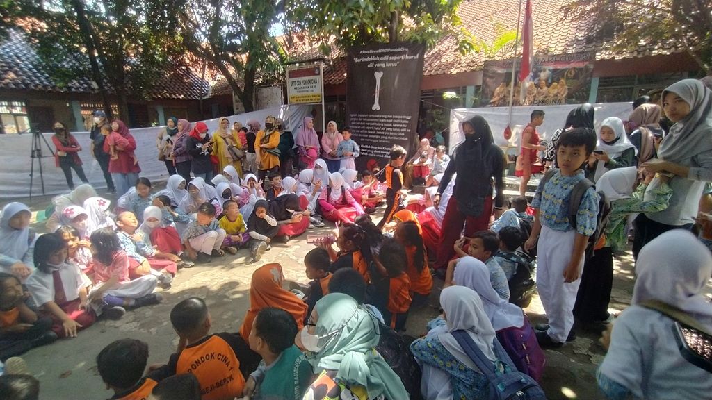 Para murid SDN Pondok Cina 1 tengah menantikan Gubernur Jawa Barat Ridwan Kamil yang menurut kabar akan datang berkunjung ke sekolah mereka di Kecamatan Beji, Kota Depok, Jawa Barat, Kamis (15/12/2022). 