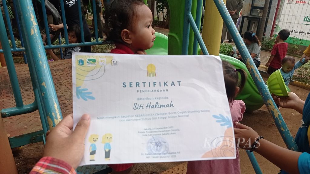 Anak balita bebas dari <i>stunting</i> atau tengkes seusai program Semper Barat Cegah Stunting Balita (Sebar Cinta) di RPTRA Triputra Persada Hijau Semper Barat, Cilincing, Jakarta Utara, Selasa (31/1/2023).